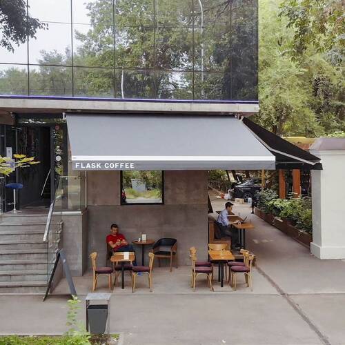 Террасные открытые маркизы Decolife G200 с флексо печатью, реализован  партнером ''TENT VERTEX'', г. Алматы, кофейня ''Flask Coffee''